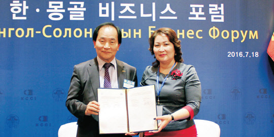 18일 몽골 현지에서 김규한 한국지질자원연구원장(왼쪽)과 우린투야 몽골광물자원청장이 '몽골지역 지질도 작성 및 광물자원 탐사 협력'을 위한 양해각서를 체결하고 기념촬영을 하고 있다.  지질자원연 제공